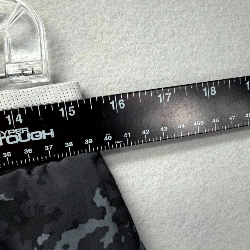 Fabletics The Fundamental Short II Mens Medium Black Gray Camouflage Performance - Picture 4 of 8